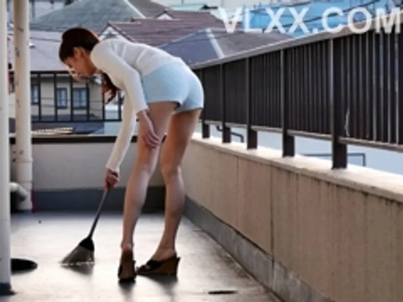 Phía sau cô thằng nhỏ xóm