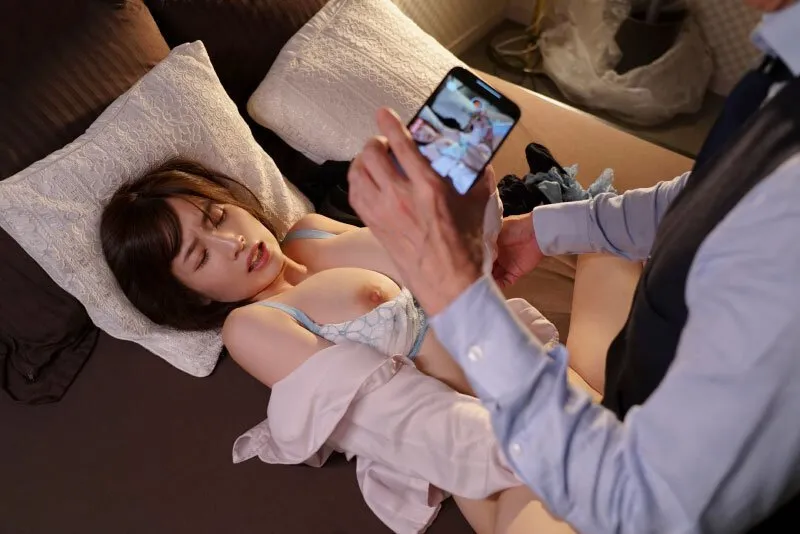 Tiền bối chuốc thuốc em thư ký bắt xxx cả đêm khi đi công tác xa