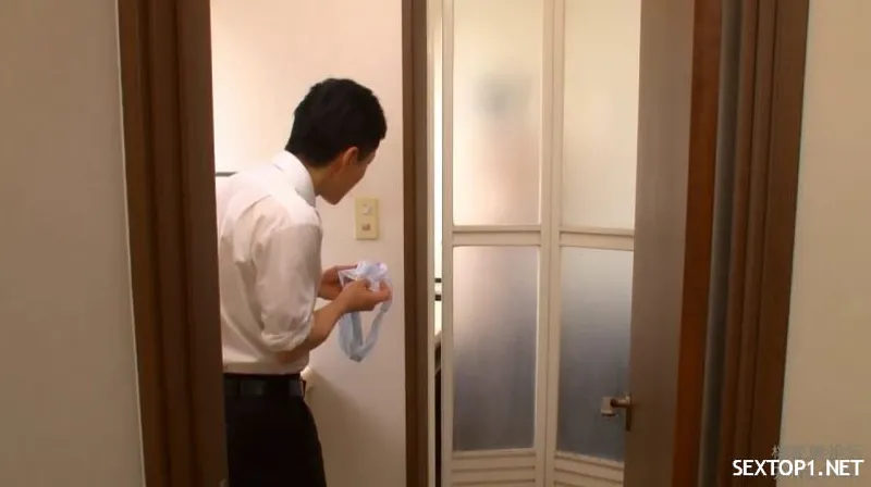 đến nhà chơi, thanh niên nhìn trộm mẹ em ghệ tắm