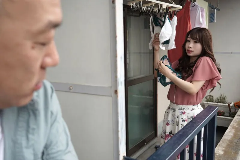 Gã nhà sát bên chuyên soi mói và cặp người vợ ông xã thường xuyên rên la quá to