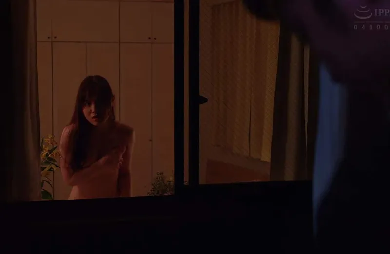 Em hotgirl cạnh nhà anh xã người chồng nhà sát bên thường xuyên thay đồ ở ngay cửa sổ