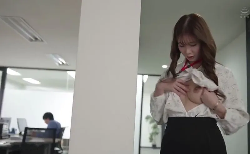 Bí ẩn đằng sau cô nhân viên mặt ngoài nghiêm nghị, nội tâm lại là "nữ hoàng dâm đãng" đích thực.