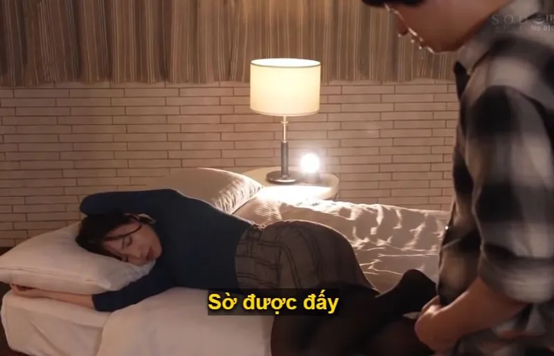 Một đêm mất ngủ với nữ phát thanh viên xuất chúng khi ở cùng phòng khách sạn